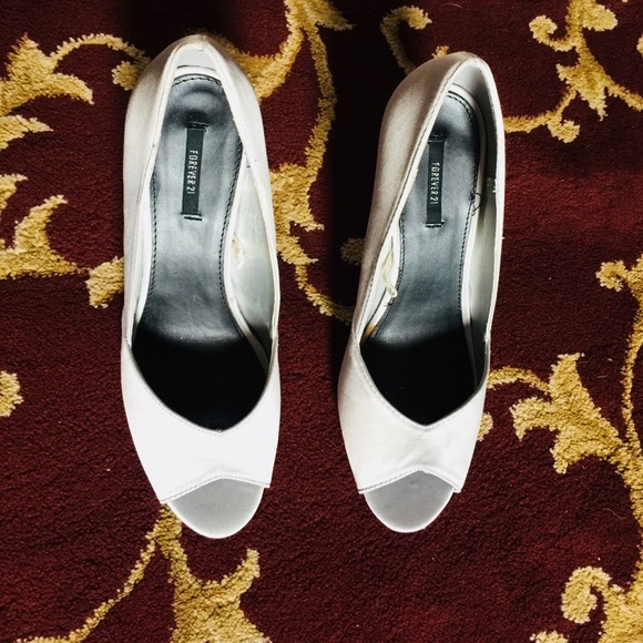 Silver shoes Size 9. - Picture 9 of 14